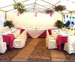 Allestimento tavoli per ricevimento di matrimonio presso l'Agriturismo Villa Mirto