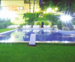 Piscina illuminata per i matrimoni di sera