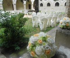 Allestimento floreale del matrimonio in giardino