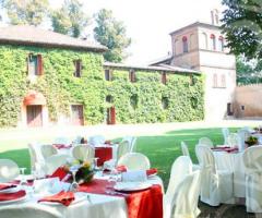 Il ricevimento di nozze in cortile, in un ambiente accogliente ed elegante