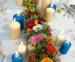 Centrotavola candele e gerbere colorate