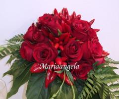 Centrotavola rose rosse e peperoncini - Stumpe Eventi