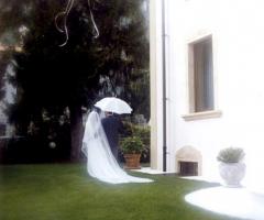 gli sposi posano per il servizio fotografico