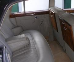 Interni in pelle dell'automobile per gli sposi