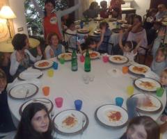 Assistenza dei bambini a tavola