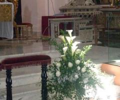 Composizione floreale per l'altare in chiesa