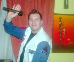 Roby Musica canta durante un matrimonio