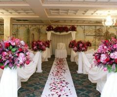 Addobbi floreali in rosa e petali sparsi per la cerimonia di nozze