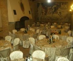 Ricevimento di matrimonio nella sala con camino