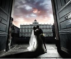 Sposi sulla porta della cattedrale