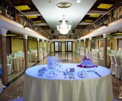 Dettaglio tavolo nella sala interna