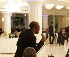 Orlando Johnson canta durante un matrimonio