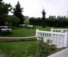 Giardino del ristorante per ricevimenti di matrimonio all\'aperto