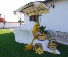 Allestimento tavolo dell'aperitivo di nozze