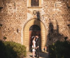 Anche gli abiti corti e sbarazzini sanno essere davvero deliziosi ed eleganti se vengono ritratti in un giusto contesto.