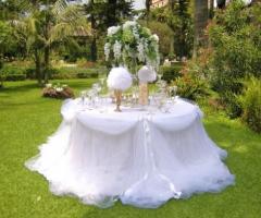 Piume e tulle per il tavolo dei confetti di matrimonio