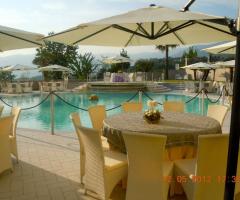 Tavoli a bordo piscina per un matrimonio estivo