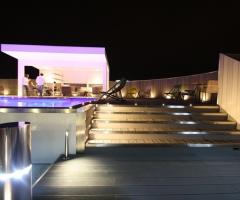 PIattaforma di wengè e cristallo per la festa di matrimonio