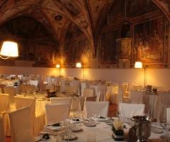 Allestimento tavoli per il ricevimento di nozze