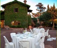 Ricevimento di matrimonio nel giardino del casale
