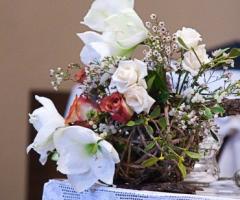 Addobbo floreale per l\'altare in chiesa