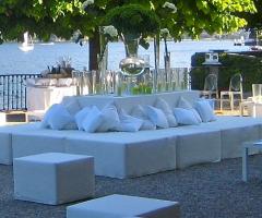 Zona relax in bianco per un matrimonio vista lago