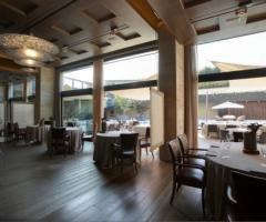 Ricevimento di matrimonio nel ristorante a bordo piscina