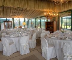 Allestimento sala per il ricevimento di nozze