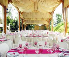 Tavoli allestiti per il ricevimento di matrimonio sotto il gazebo della villa