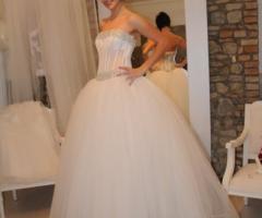 Principesco abito da sposa dalla gonna in tulle
