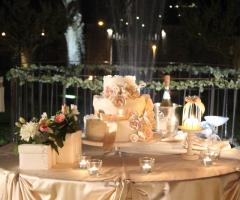 Allestimento del tavolo della torta nuziale