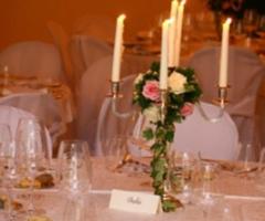 Centrotavola con candelabro per i tavoli del ricevimento di matrimonio