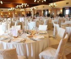 Sala con tavoli pronti al ricevimento presso il Baglio Oneto Resort and Wines