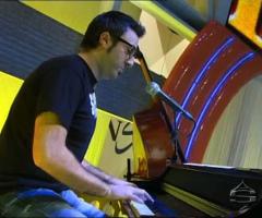 Tastiera e voce della Seltz Limone e Sale Band