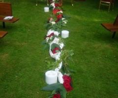 Decorazioni con candele e fiori rossi per il matrimonio