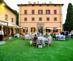 La terrazza principale della Club House allestita per un evento serale