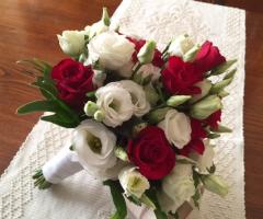 Vivaio Nicola Antonio Giraudi - Il bouquet tondo con rose e lisianthus