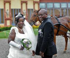 Gli sposi arrivano al ricevimento in carrozza