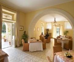 Interno della sala lettura presso l'Hotel Caiammari