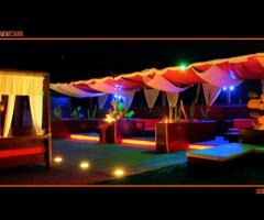 Gazebo colorato bordo piscina per il matrimonio