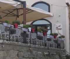 La terrazza del Ristorante Al Burgo vista da fuori