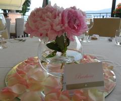 Centrotavola con peonie e segnatavolo - Sogni Confettati
