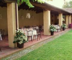 Esterno della location di matrimonio con giardino