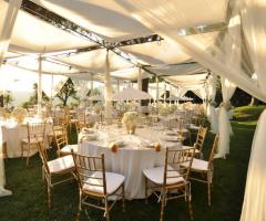 Habiba - L'allestimento dei tavoli per il matrimonio