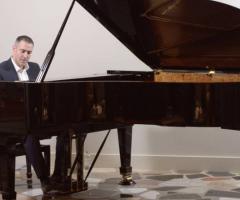 Aveo Toni Organista liturgico - Al pianoforte