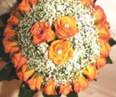 Bouquet per la sposa di rose arancioni e nebbiolina