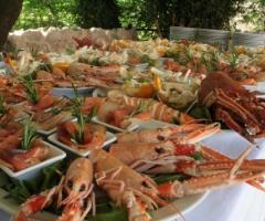 Buffet di pesce per il banchetto nuziale