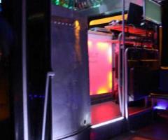 Interno del bus-limousine per il matrimonio