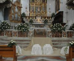 Addobbi floreali in bianco per le nozze