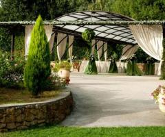 Ricevimento di matrimonio sotto il gazebo del giardino